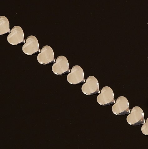 Hans Hansen armlænke i sterlingsølv med hjerter. 
#236. Stemplet "HH" for Hans Hansen perioden 
1947-69. L: 18,5cm