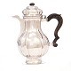 Ligeknækket regence kaffekande i sølv udført af Rasmus Pedersen, København, 1759-87. H: 24,5cm. V: 656gr