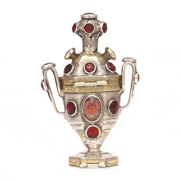 Hovedvandsæg af sølv af Poul Hansen, Tønder. H: 11cm