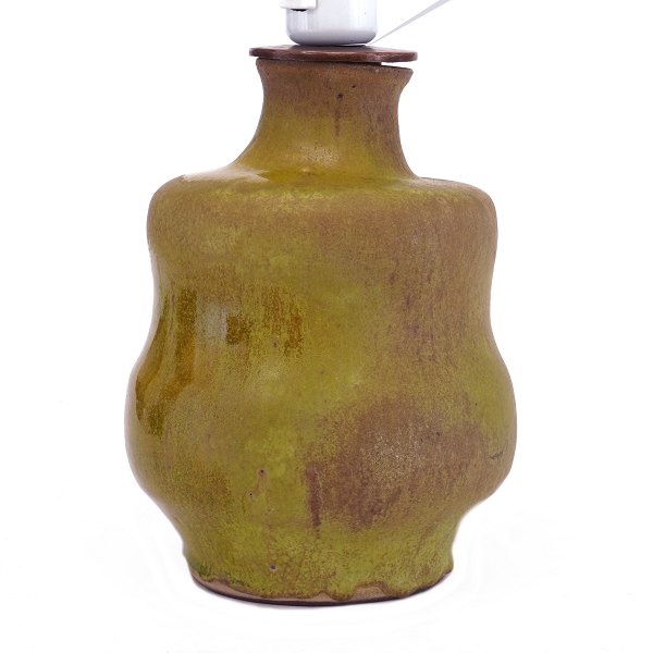 Christian Poulsen, 1911-91, Lampe aus Steinzeug. Signiert. H: 21cm + Fassung