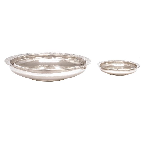 Pair of two Hans Hansen sterlingsilver plates/bowls dated 1948. H: 2,5 & 5cm. D: 
13 & 24cm. W: 872gr