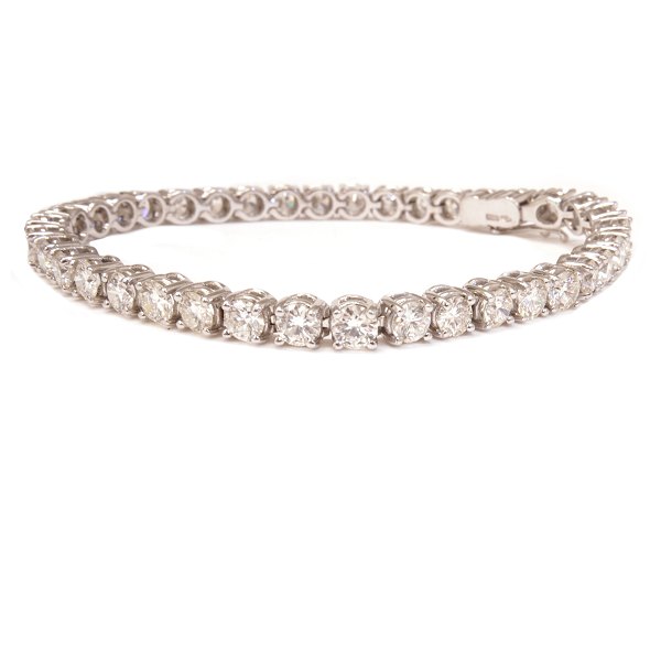 18kt white gold tennis bracelet with 38 diamonds each ca. 0,25ct. All in all ca. 
9,5ct. L: 18,5cm