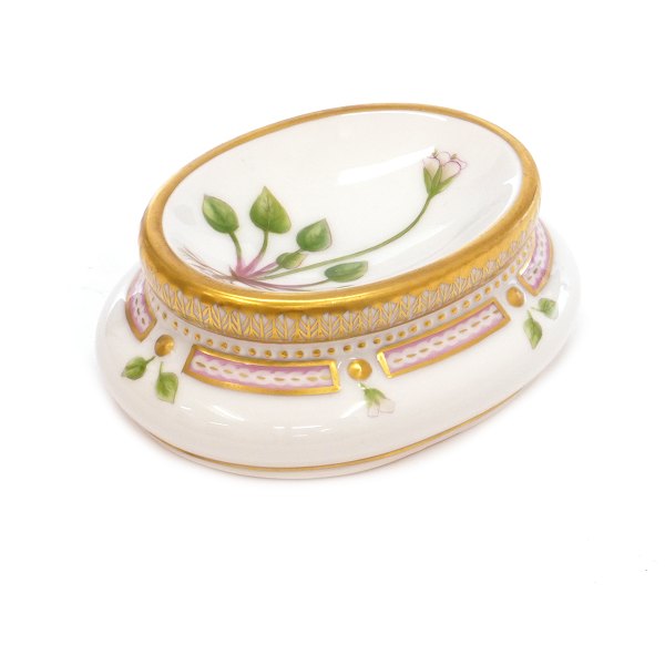 Royal Copenhagen Flora Danica salt dish 3625. "Parnassia Kotzebuei Cham.". Year 
1969-73. H: 4,5cm. L: 11cm