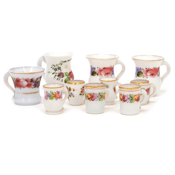 Samling på ti hankekrus i emaljedekoreret opalineglas ca. år 1860-1880. H: 4,5-8,5cm
