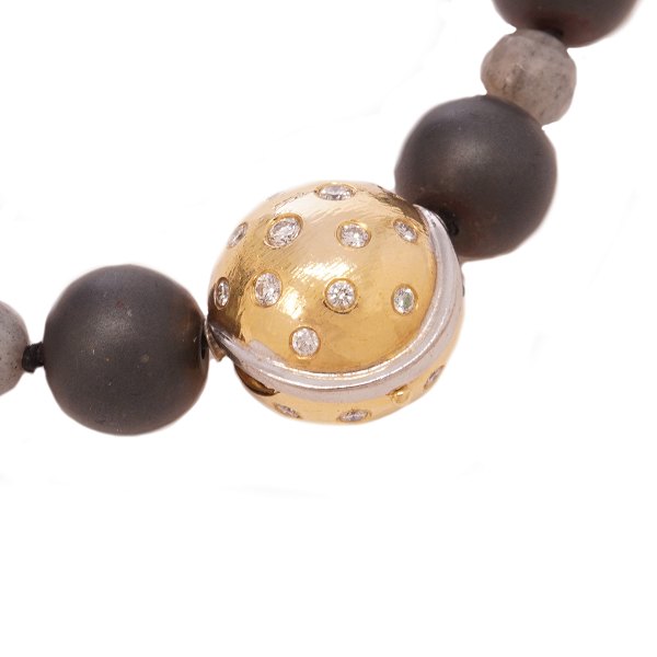 Ole Lynggaard kuglelås i 14kt guld prydet med 34 brillantslebne diamanter. Stemplet Ole Lynggaard. D: 14mm