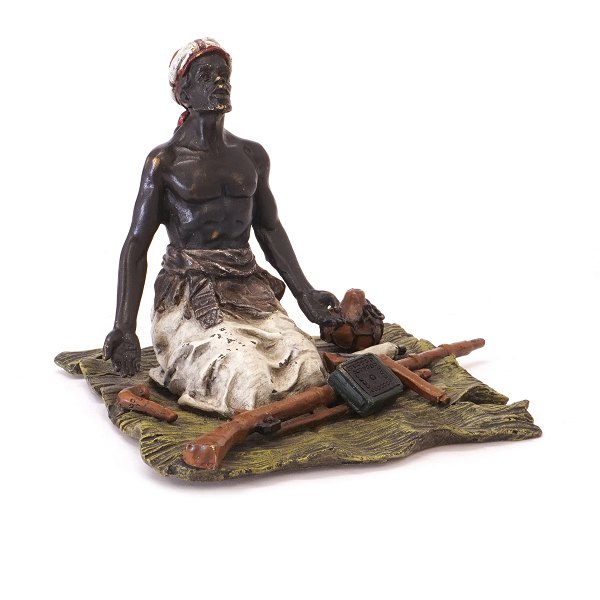 Franz Bergmann wienerbronze i form af våbenhandler. Stemplet. H: 9,5cm. Base: 11x11cm