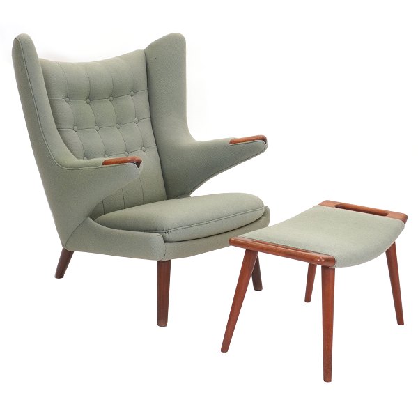 Hans J. Wegner Bamsestol med fodskammel. Hans Jørgen Wegner, 1914-2001, Bamsestol med fodskammel. Negle og håndtag udført i teak. AP19 og AP29. God stand med nyere polstring. Lette brugsspor