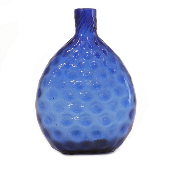 Blå lommelærke udvendigt øjnet. Conradsminde ca. år 1860. H: 12cm